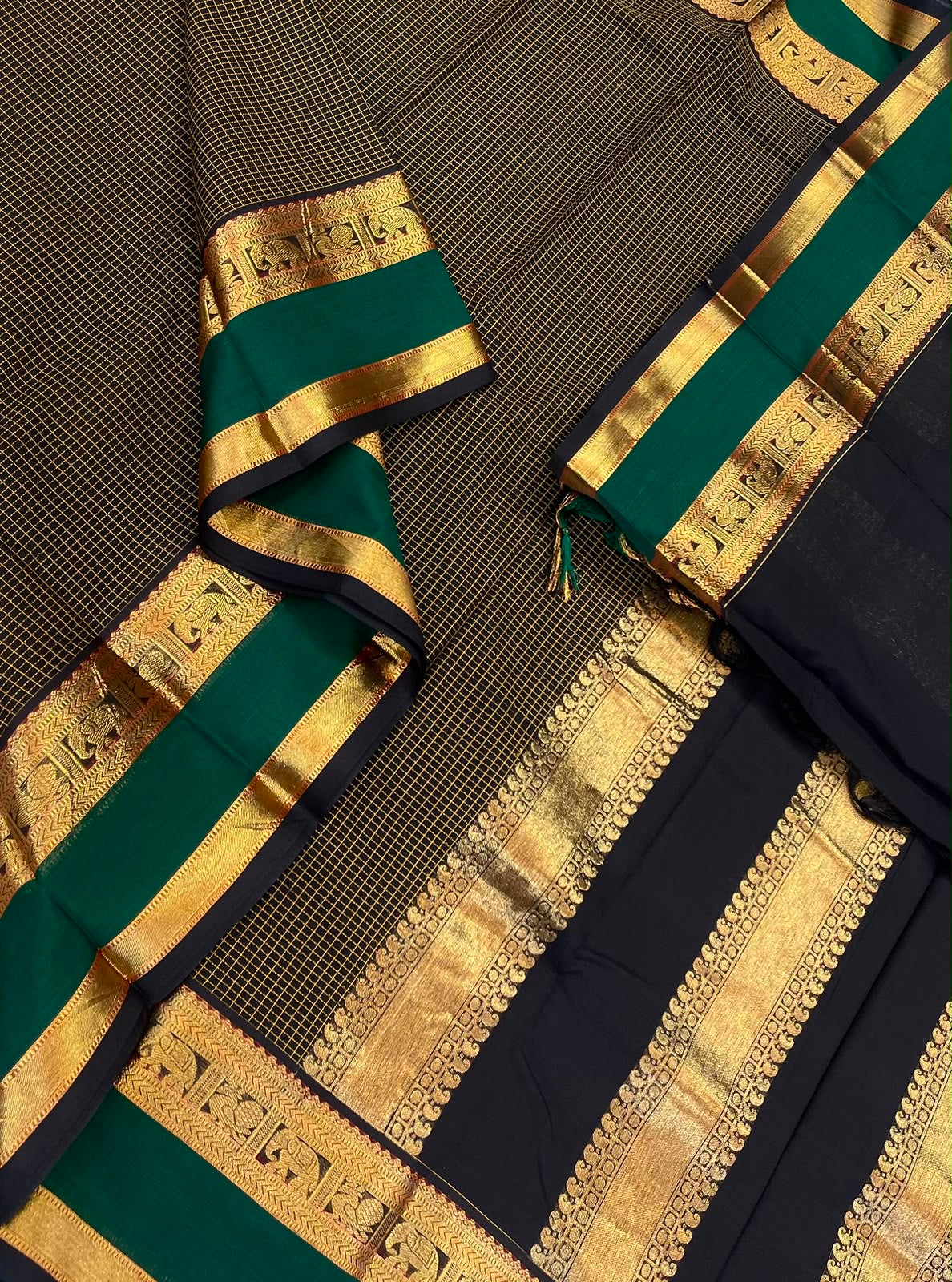 Kanchi soft cotton | podi kattam X Zari rettaipet border | black X green